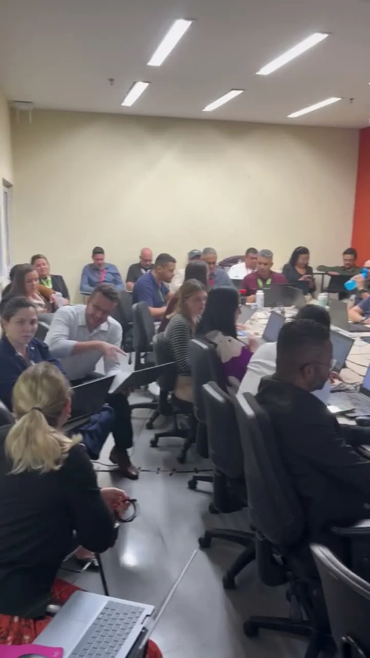 Equipe em dinâmica de troca durante uma capacitação corporativa