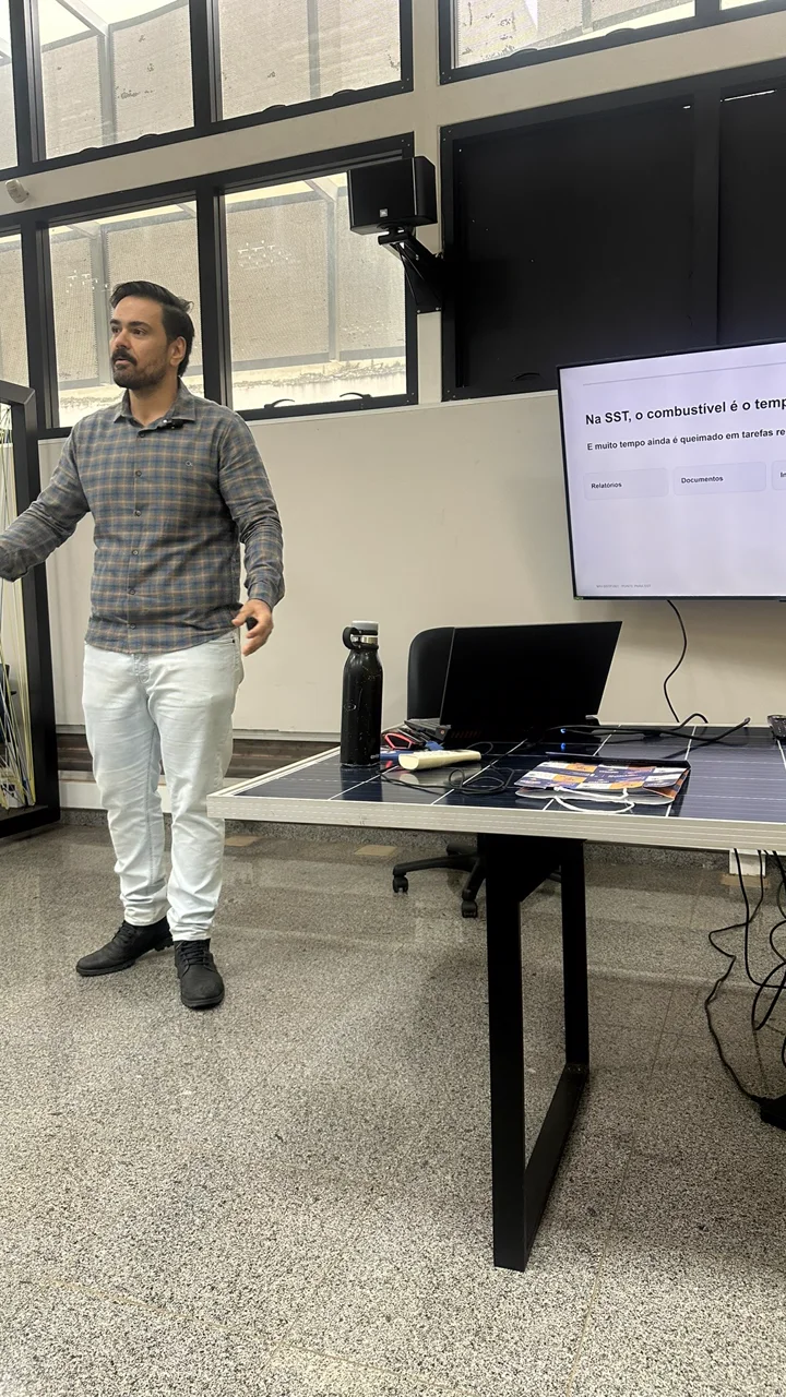 Tiago Martins conduzindo uma palestra sobre IA aplicada à SST