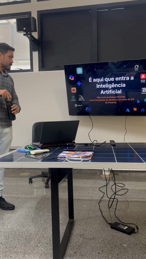 Tiago Martins durante palestra com demonstração técnica de IA aplicada à SST