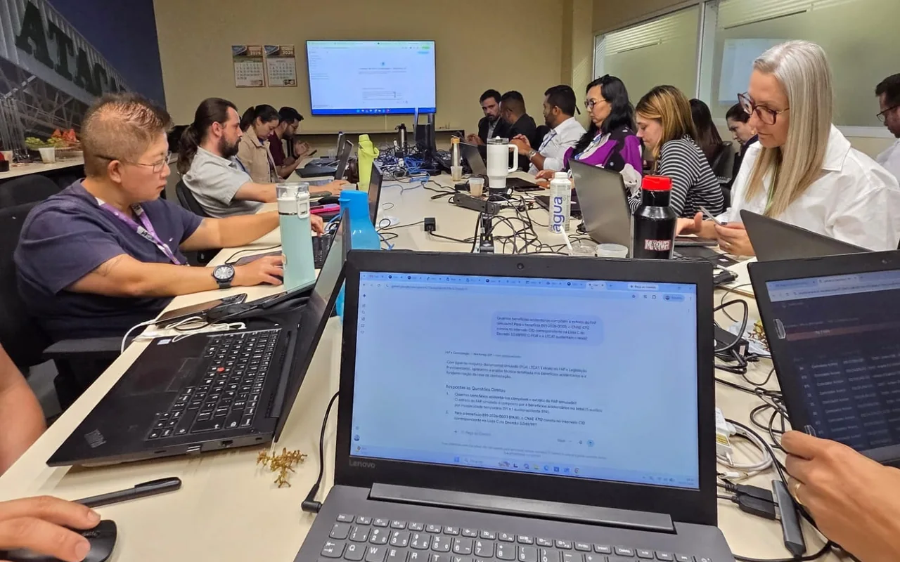 Profissionais em prática orientada de IA para rotinas de Saúde e Segurança do Trabalho